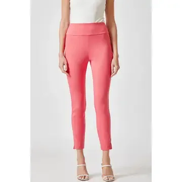 Magic Skinny Capri Pant in Strawberry